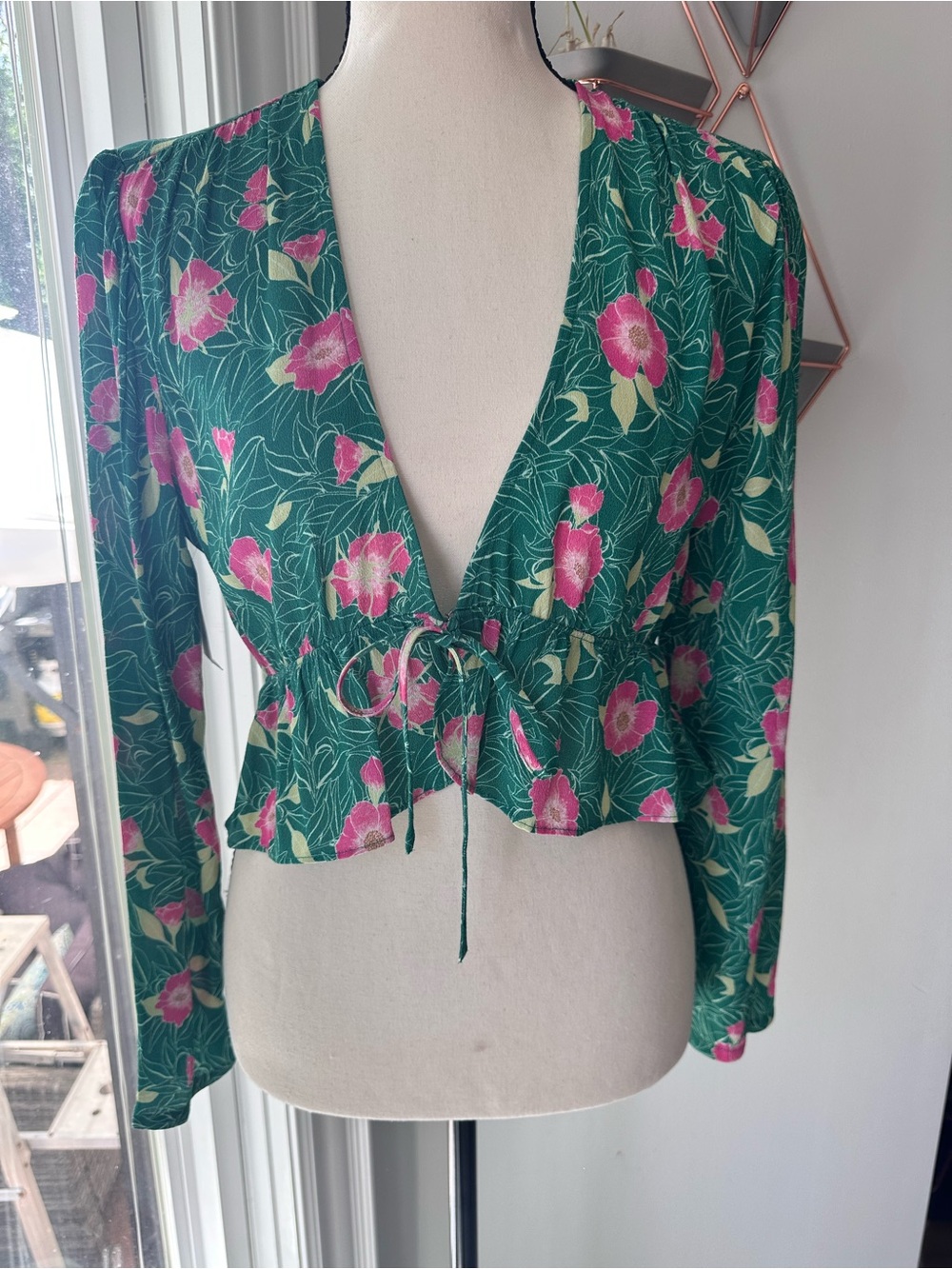 SUNDAY BEST ARITZIA Green Pink Floral Tie-Front V-Neck Peplum Blouse Size Small